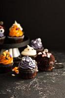 festliche Halloween-Cupcakes und Leckereien foto