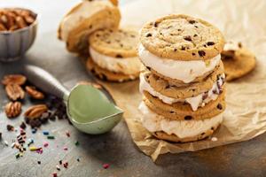 Eiscreme-Sandwiches mit Schokoladenkeksen foto