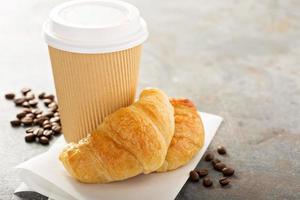 Croissants mit Kaffee zum Mitnehmen foto