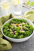 frischer gesunder Salat mit Grünkohl und Quinoa foto