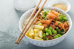 Poke Bowl mit rohem Lachs, Reis und Gemüse foto