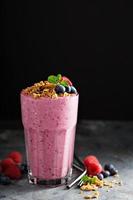 Beeren-Smoothie in einem hohen Glas foto