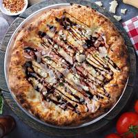 Pizza mit Prosciutto, Blauschimmelkäse und Balsamico-Essig foto