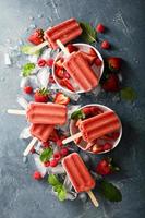 Erdbeer- und Himbeereis am Stiel foto