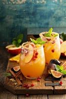 Herbst-Sangria-Cocktail mit Apfel, Feigen und Orange foto