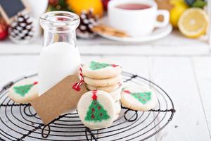 Weihnachtsbaumplätzchen mit Milch foto