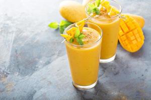 Mango-Smoothie in hohen Gläsern foto