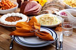 Thanksgiving-Tisch mit Truthahn und Beilagen foto