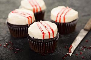 Gruselige Halloween-Cupcakes mit Himbeersirup foto