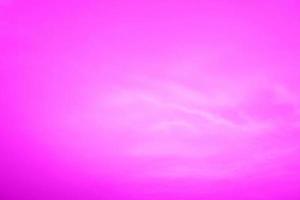 defocus verschwommene, transparente, violette, klare, ruhige wasseroberflächenstruktur mit spritzern und blasen. trendiger abstrakter naturhintergrund. wasserwellen im sonnenlicht mit kopierraum. rosa Wassertropfen glänzen foto