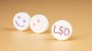 blaue und rote lsd-pillen, psychedelische droge zur behandlung schwerer depressionsstadien foto