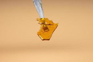 Cannabis Golden Shatter im Dab-Stick, Wachs mit hohem THC-Gehalt foto