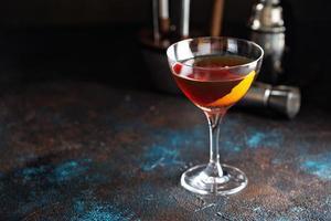 Herbst-Whisky-Cocktail mit Orangenschale foto