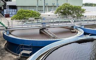 Abwasserbehandlungsteiche von Industrieanlagen foto