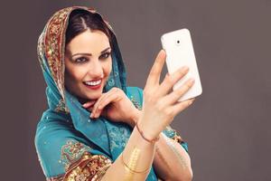 Arabische Frau mit Smartphone foto