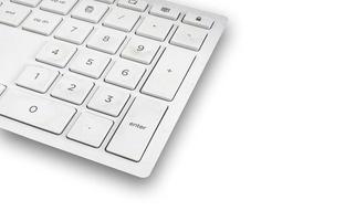 Kunststoff-Tastatur auf weißem Hintergrund hautnah. foto