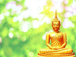 Buddha-Statue mit Aura auf gelbem Himmelshintergrund foto