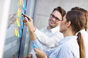 Gruppe von Geschäftsleuten beim Brainstorming ihrer Ideen foto