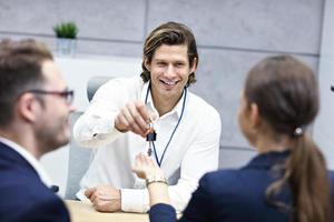 erwachsenes paar im büro mit immobilienmakler foto