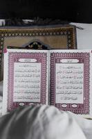 kleines Mädchen, das den Koran liest. islamisches Konzept foto