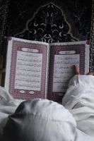 kleines Mädchen, das den Koran liest. islamisches Konzept foto