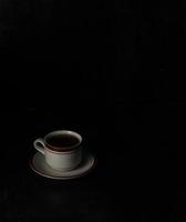 Tasse Tee auf schwarzem Hintergrund isoliert foto