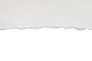 weiße zerrissene Papierstreifen mit zerrissenen Kanten isoliert auf weißem Hintergrund foto