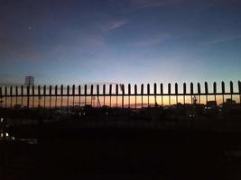 mann, der vor mirpur-stadion bangladesch dhaka bereich sonnenuntergang steht foto