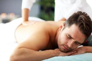 Schöner Mann mit Massage im Spa-Salon foto