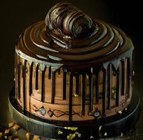 ein Schokoladenkuchen mit Sahnehäubchen darauf. generative KI. foto