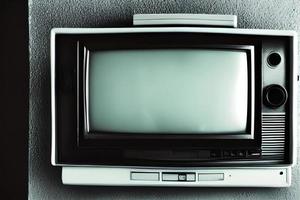 Schwarz-Weiß-Foto eines alten Fernsehers. generative KI. foto