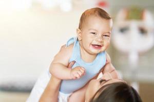 Mutter und ihr neugeborenes Baby foto