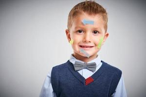 Porträt eines 4-jährigen Jungen, der über Weiß mit Pfeilen aufwirft foto