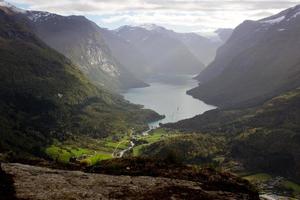 Malerischer Blick auf das Tal und Lovatnet in der Nähe des Klettersteigs in Loen, Norwegen mit Bergen im Hintergrund. Norwegischer Oktobermorgen, Foto der skandinavischen Natur zum Drucken auf Kalender, Tapete, Umschlag