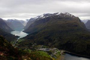 Malerischer Blick auf das Tal und Lovatnet in der Nähe des Klettersteigs in Loen, Norwegen mit Bergen im Hintergrund. Norwegischer Oktobermorgen, Foto der skandinavischen Natur zum Drucken auf Kalender, Tapete, Umschlag