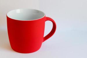 leere rote Tasse isoliert auf weißem Hintergrund, matte Tee- oder Kaffeetasse, Modell mit Keramikbecher für heiße Getränke, leere Geschenkdruck-Branding-Vorlage, Krug für Design, Platzierung für Logo foto
