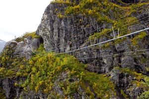 schöne seitenansicht auf dem klettersteig loen norway mit hängebrücke im herbst, skandinavische natur, outdoor-aktivitäten, norwegischer lebensstil, druck für poster, cover, kalender foto