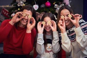 schöne familie, die weihnachten zu hause feiert foto