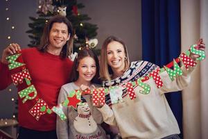 schöne familie, die weihnachten zu hause feiert foto