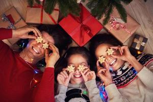 schöne familie mit geschenken unter dem weihnachtsbaum foto