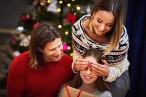 schöne familie mit geschenken unter dem weihnachtsbaum foto