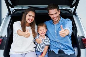 glückliche familie, die mit dem auto eine reise macht foto