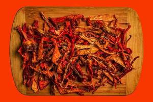 Hintergrund aus getrockneten organischen roten Paprika-Kappia-Paprika-Chips, Paprika und frischen Paprikascheiben. das Konzept der gesunden Ernährung. foto