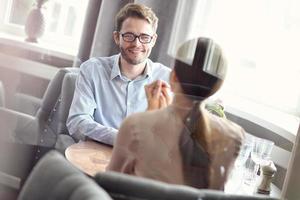 Zwei Geschäftsleute treffen sich zum Mittagessen im Restaurant foto