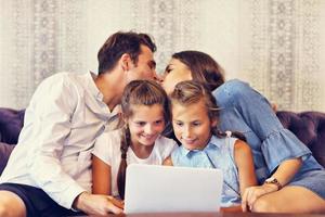 glückliche familie, die sich im hotelzimmer entspannt foto