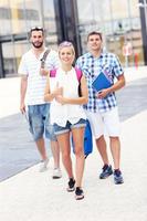 glückliche Studenten, die auf dem Campus herumhängen foto