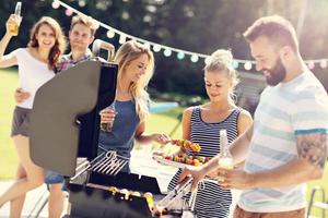 freunde, die grillparty im hinterhof haben foto