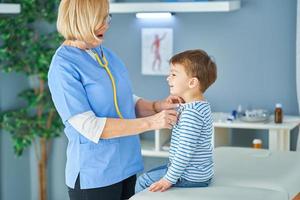 kinderarzt untersucht kleine kinder in der klinik foto