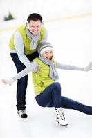 fröhliches Paar auf der Eisbahn foto