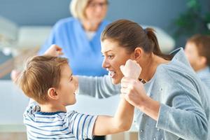 mutter mit nervösem sohn im kinderpsychologen foto